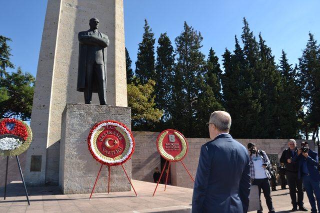 Balıkesir’de Cumhuriyet Bayramı çelenk sunumu ile başladı