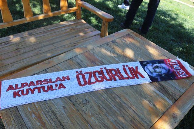 “Alparslan Kuytul’ a Özgürlük” yazılı atkılarla kitap okuyan grup incelendi