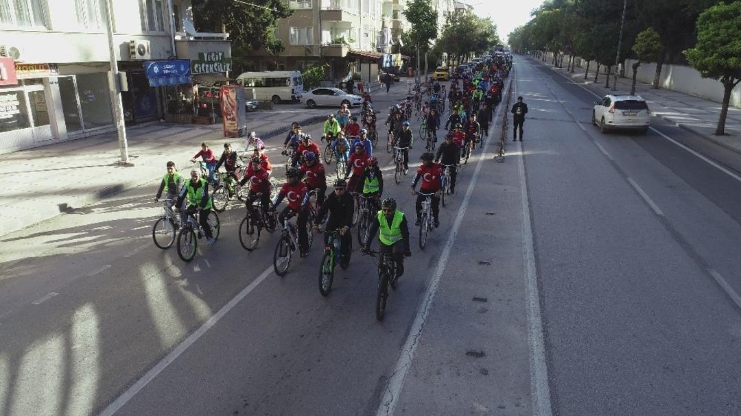 Tahmazoğlu vatandaşlarla Cumhuriyet i&ccedil;in pedal &ccedil;evirdi