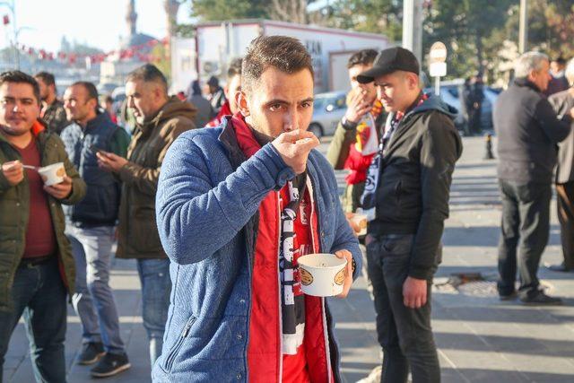 Sivas Belediyesi’nden taraftara sıcak çorba ikramı