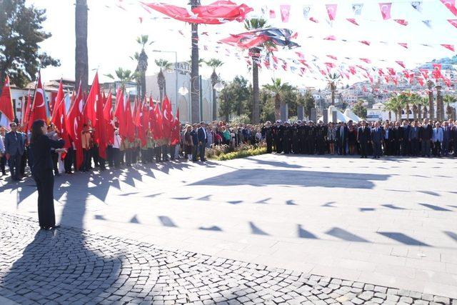 Kuşadası’nda Cumhuriyet Bayramı kutlamaları çelenk koyma töreni ile başladı