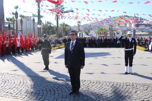 Kuşadası’nda Cumhuriyet Bayramı kutlamaları çelenk koyma töreni ile başladı