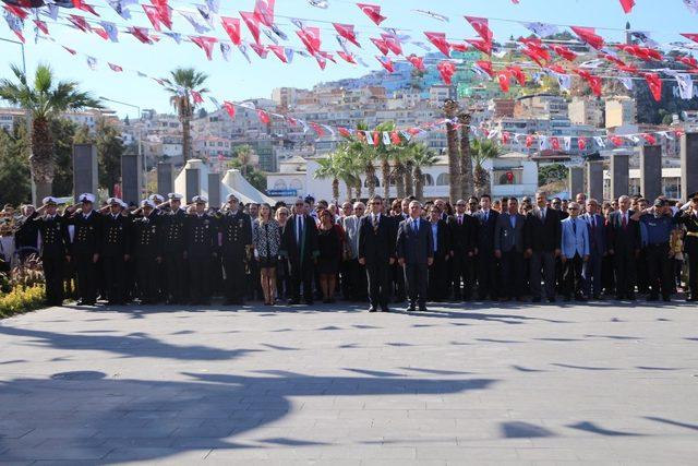 Kuşadası’nda Cumhuriyet Bayramı kutlamaları çelenk koyma töreni ile başladı