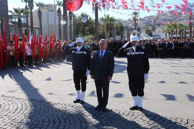 Kuşadası’nda Cumhuriyet Bayramı kutlamaları çelenk koyma töreni ile başladı