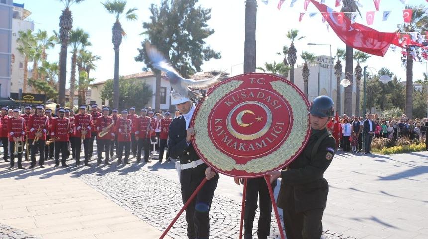 Kuşadası&rsquo;nda Cumhuriyet Bayramı kutlamaları &ccedil;elenk koyma t&ouml;reni ile başladı