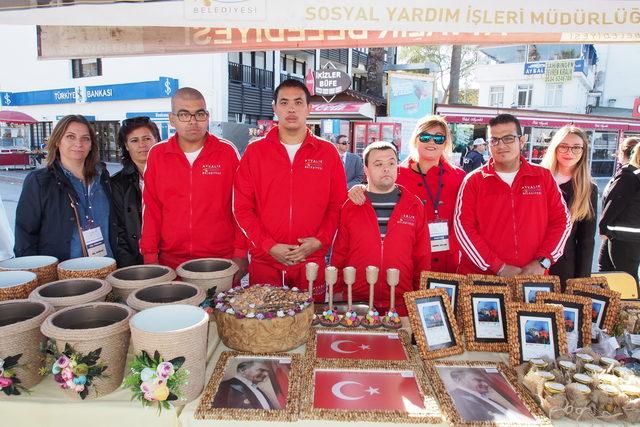 Özel çocuklar, zeytin çekirdeklerini hediyelik eşyaya dönüştürdü