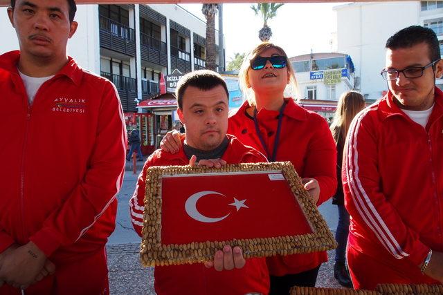 Özel çocuklar, zeytin çekirdeklerini hediyelik eşyaya dönüştürdü