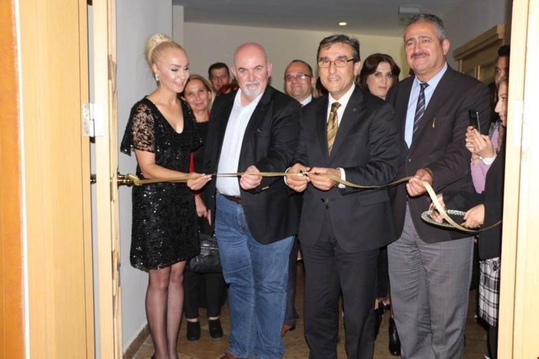 Kuşadası&rsquo;nda ortaokul &ouml;ğrencilerinden resim sergisi