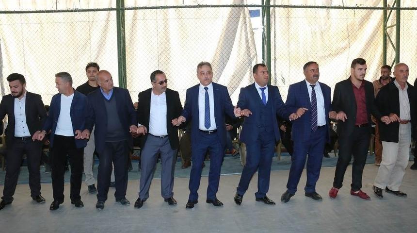 Vali Toprak, Koç ailesinin düğününde halay çekti