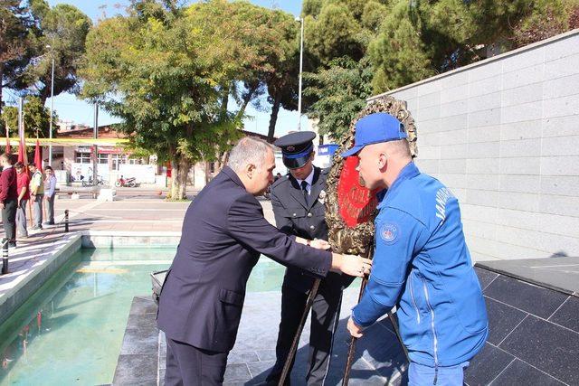 Kula’da Cumhuriyet Bayramı kutlamaları çelenk sunumu ile başladı