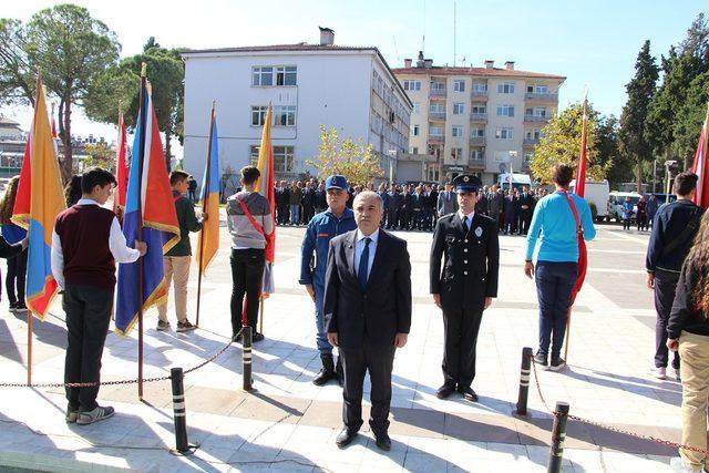 Kula’da Cumhuriyet Bayramı kutlamaları çelenk sunumu ile başladı