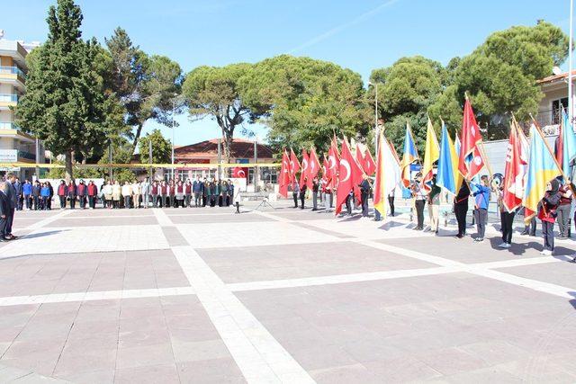 Kula’da Cumhuriyet Bayramı kutlamaları çelenk sunumu ile başladı