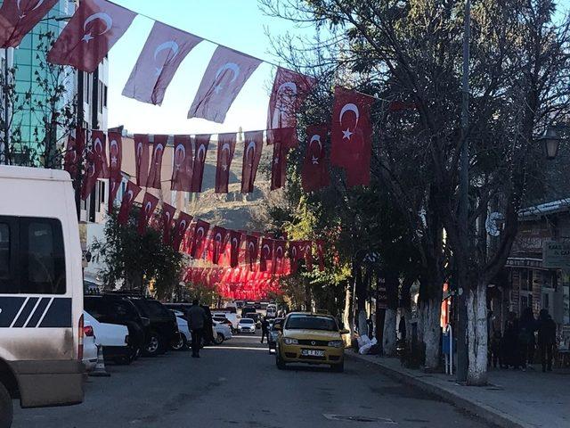 Belediye caddeleri bayrakla donattı