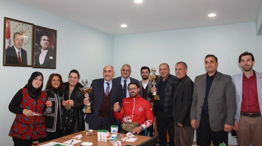 Erzurum Kent Konseyi Milli Sporcu Seven’i altınla ödüllendirdi