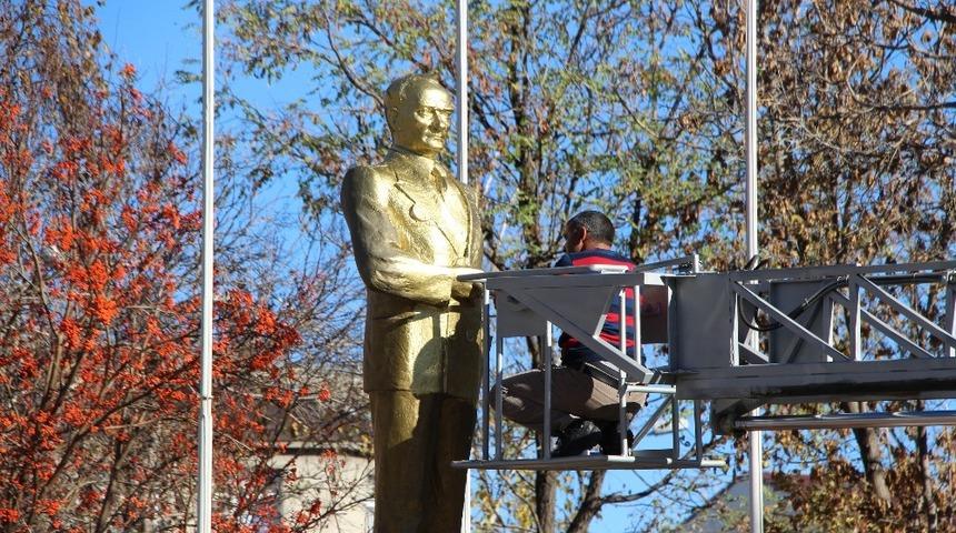 Atatürk heykeline detaylı onarım ve temizlik yapıldı