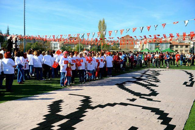 132 kadın 2 milyon 852 bin 496 ilmekle Atatürk imzası yaptı