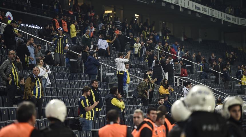 Fenerbah&ccedil;e taraftarı, Phillip Cocu g&ouml;nderilince stadı terk ettiler