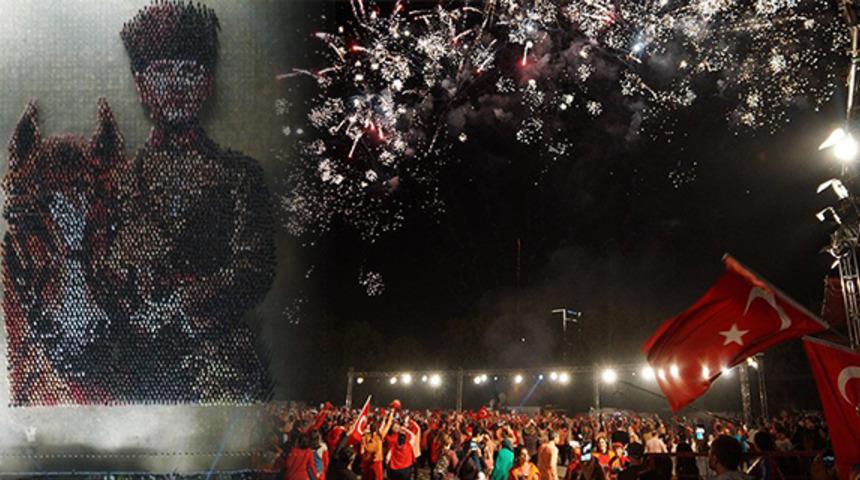 İzmirlililer soluksuz izledi! 6 bin kişilik zeybek gösterisi!