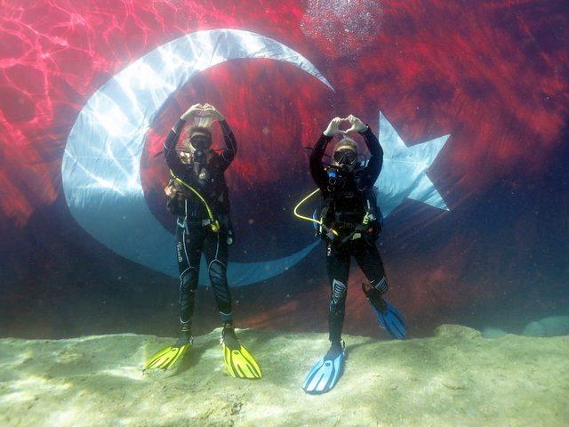 Cumhuriyetin 95. yaşını denizin dibinde kutladılar 1