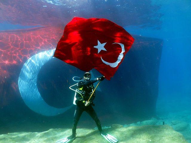 Cumhuriyetin 95. yaşını denizin dibinde kutladılar 2