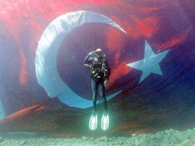 Cumhuriyetin 95. yaşını denizin dibinde kutladılar 3