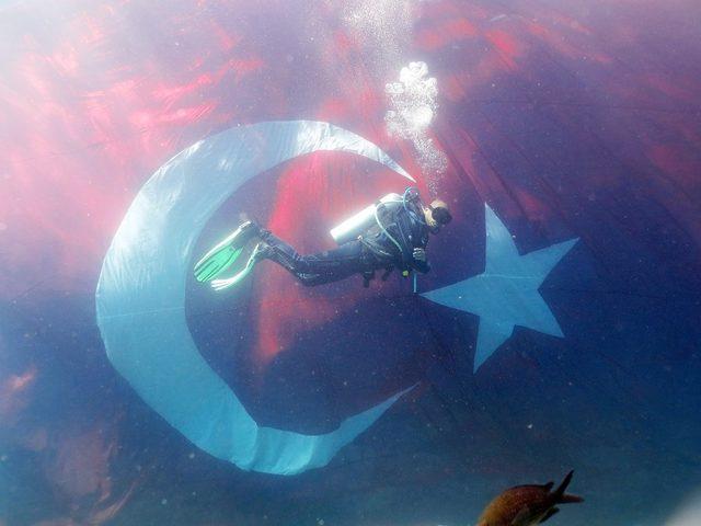 Cumhuriyetin 95. yaşını denizin dibinde kutladılar 4