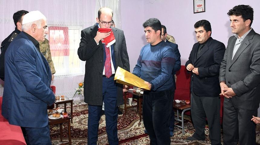 Kaymakam T&uuml;rkmen&rsquo;den şehit ailesine ziyaret