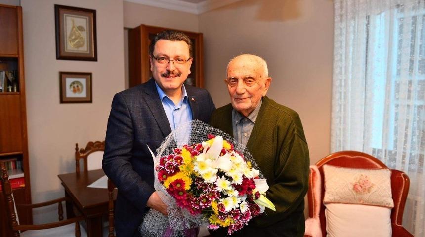 Cumhuriyetle yaşıt emekli &ouml;ğretmene Başkan Gen&ccedil;&rsquo;ten  anlamlı  ziyaret