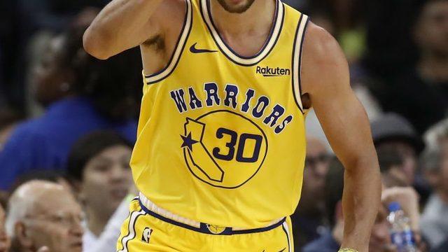 Stephen Curry, NBA'de bir rekora daha imza attı
