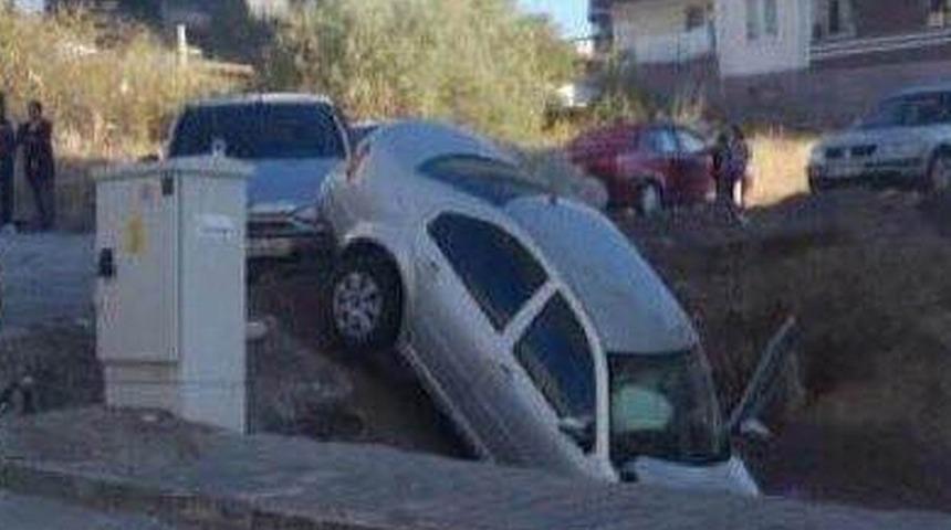 Kaza yapan ara&ccedil; şarampole d&uuml;şt&uuml;