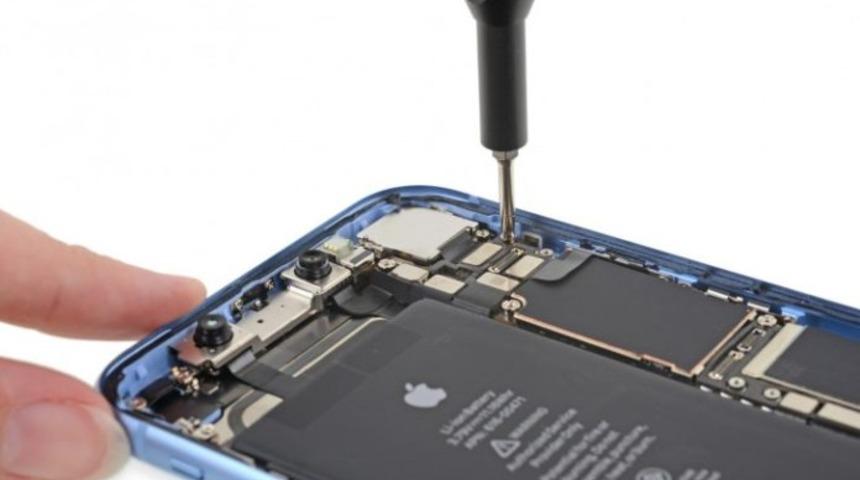 iPhone XR&rsquo;i par&ccedil;alarına ayırdılar