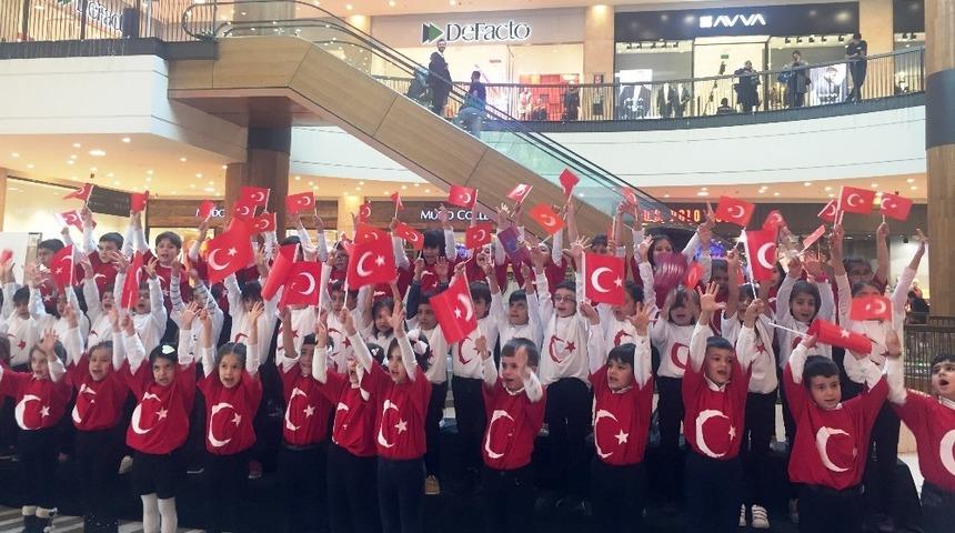 Minik &ouml;ğrenciler Cumhuriyet Bayramı&rsquo;nı coşkuyla kutladı