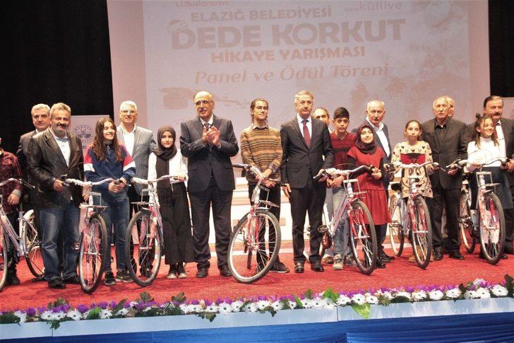 Elazığ’da Dede Korkut Hikaye Yarışmasında dereceye girenler ödüllerini aldı G1