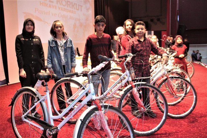 Elazığ’da Dede Korkut Hikaye Yarışmasında dereceye girenler ödüllerini aldı G3