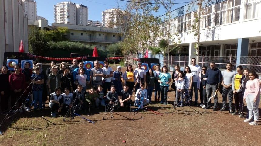 Şehit ve gazi &ccedil;ocukları aileleriyle ok attı