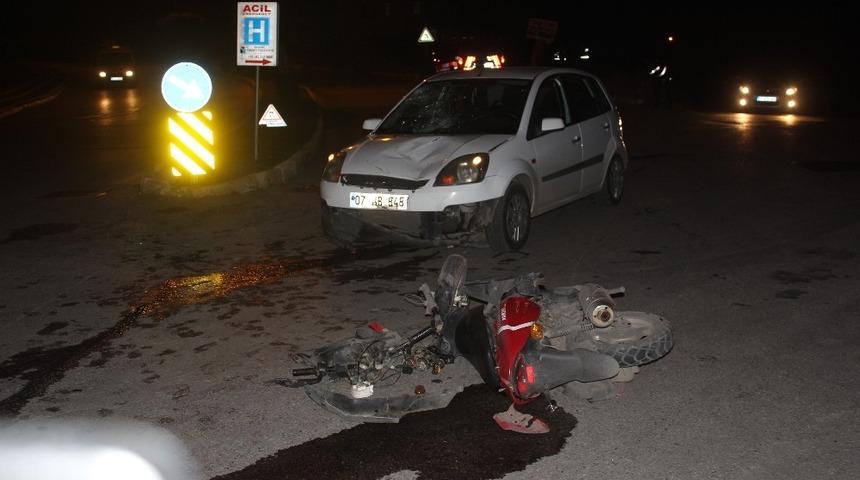 Motosikletle otomobil &ccedil;arpıştı: 1 ağır yaralı