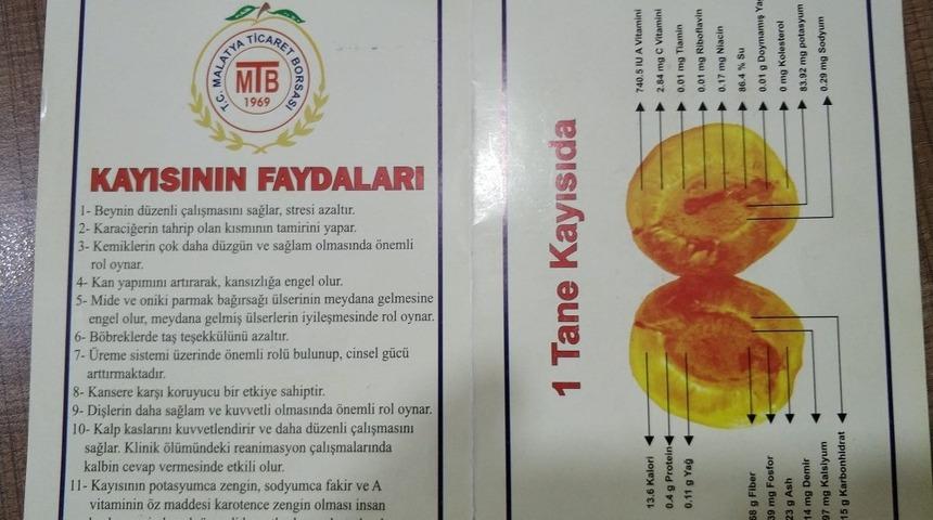 Galatasaray maçını takip eden gazetecilere ve protokole kayısı ikramı