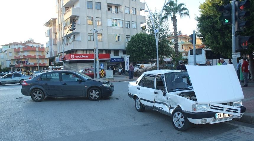 Manavgat&rsquo;ta trafik kazası: 2 yaralı