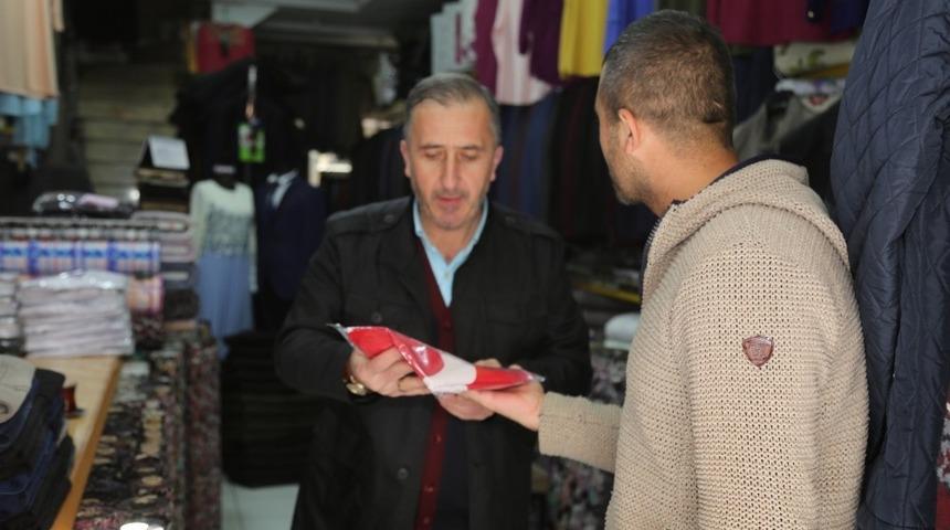 Niğde Belediyesi Türk bayrağı dağıttı