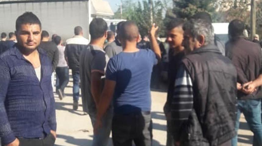 Bozuk yolları i&ccedil;in yol kapatma eylemi yaptılar