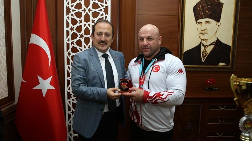 Bilek Güreşi Dünya Şampiyonu Başaran, Vali Pehlivan’ı ziyaret etti