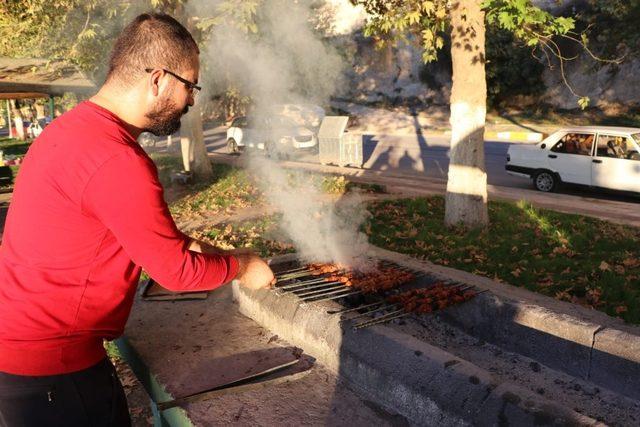 Birecikliler sıcak havada parklar ve sahile akın etti