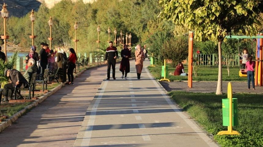 Birecikliler sıcak havada parklar ve sahile akın etti