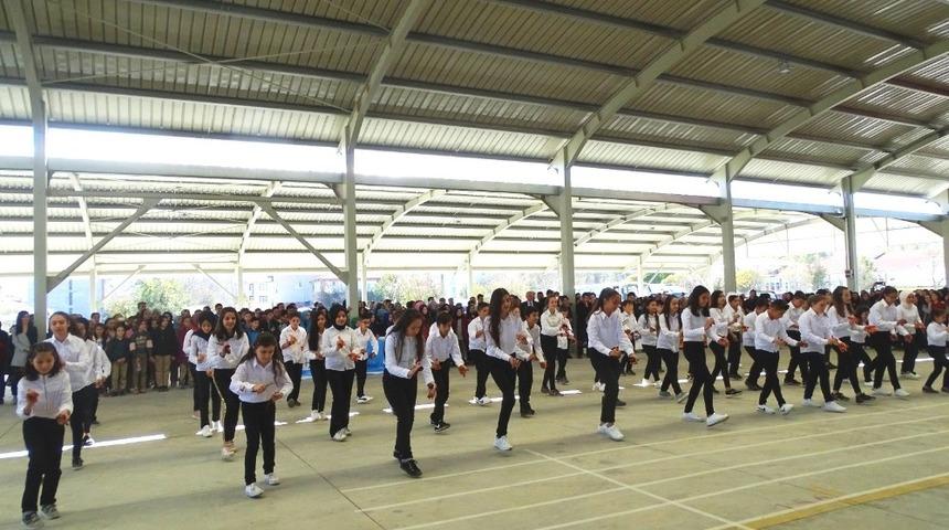 52 &Ouml;ğrencinin t&uuml;rk&uuml;ler eşliğinde coşkulu oyunu