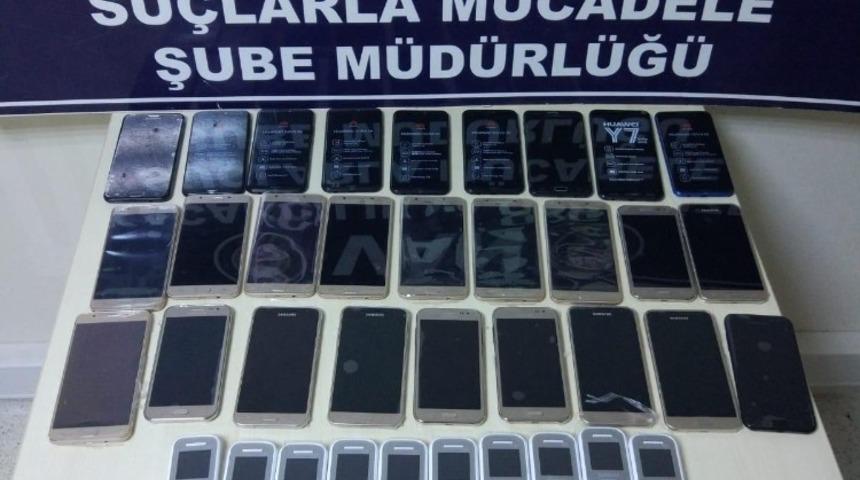 Van&rsquo;da 62 adet ka&ccedil;ak cep telefonu ele ge&ccedil;irildi