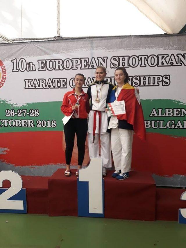 Biga Belediyesi Karate Okulu ve Kepezspor sporcularının büyük başarısı