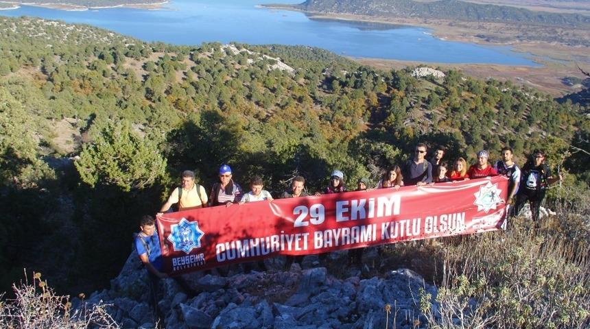 Doğaseverler, 29 Ekim Cumhuriyet Bayramını dağın zirvesinde kutladı