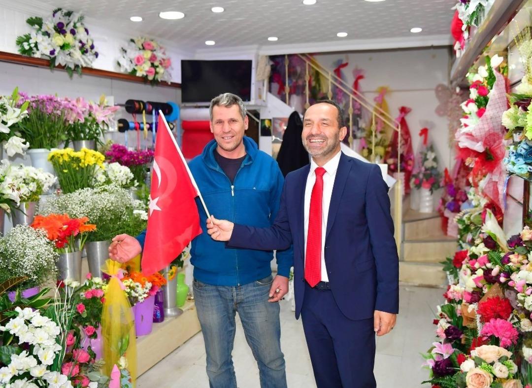 &Uuml;nye&rsquo;de vatandaşlara bayrak dağıtıldı