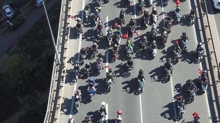 Yüzlerce motosikletli Şehitler Köprüsü'nden böyle geçti G5