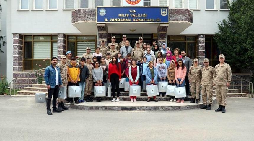 &Ccedil;ocuklardan Jandarmaya ziyaret